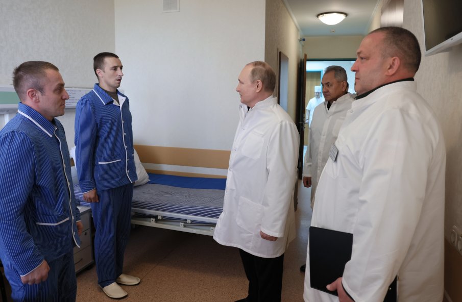 Путин посети в болницата ранени в Украйна руски войници