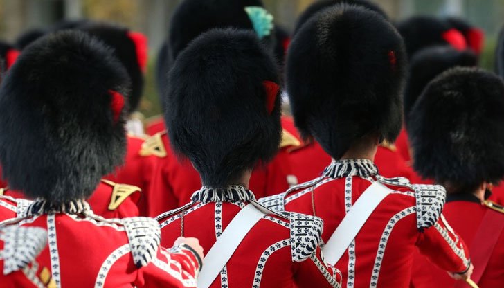 Белезници за хора от охраната на кралица Елизабет ll, търгували с наркотици