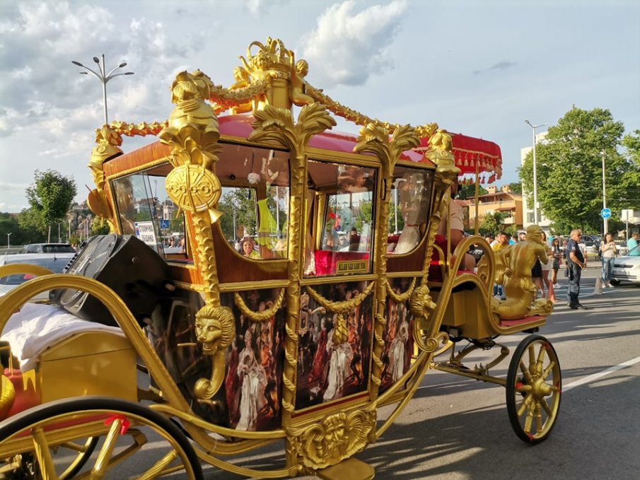 Абитуриент отиде на бала си със златна каляска