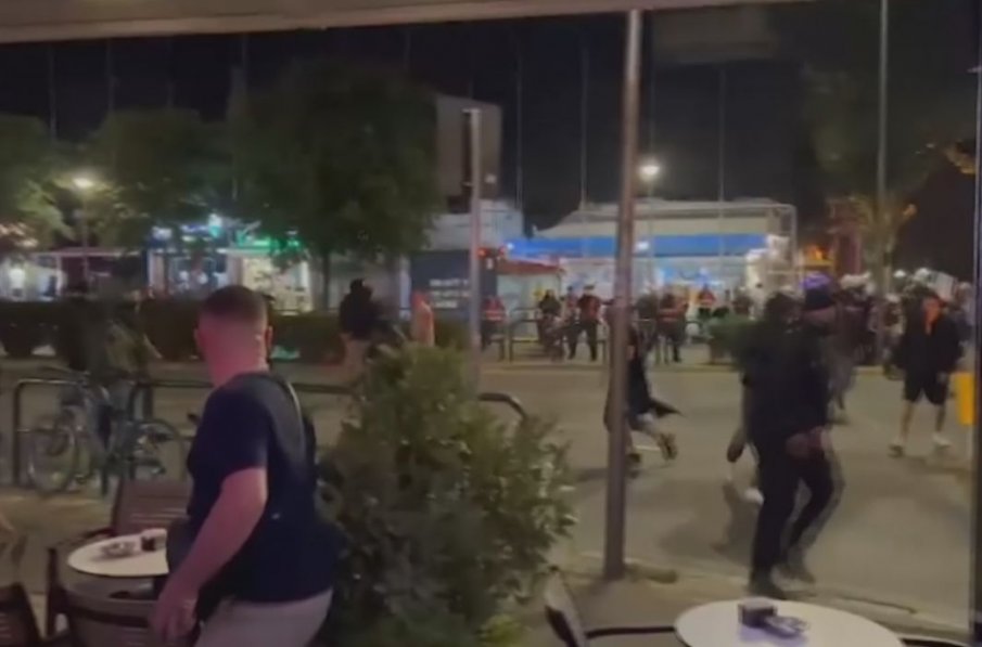 Футболни фенове раниха 10 полицаи в Тирана