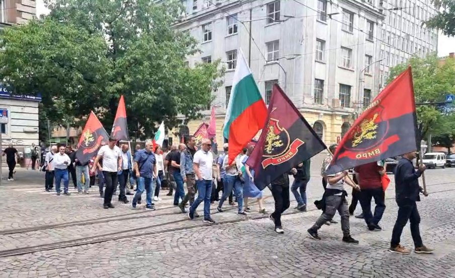 ВМРО протестира пред КЕВР: Не на повишаването на цените на тока и парното! Стоп на Зелената сделка