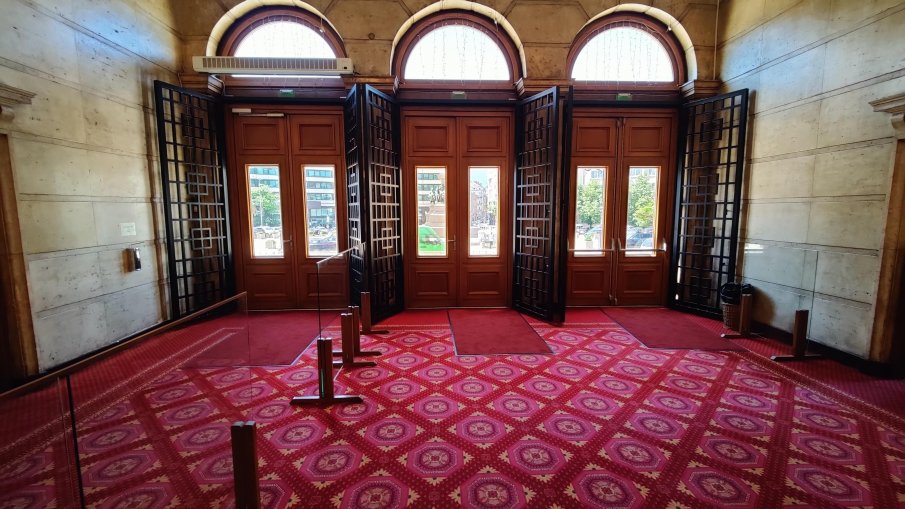 Свалиха решетките от вратите в парламента