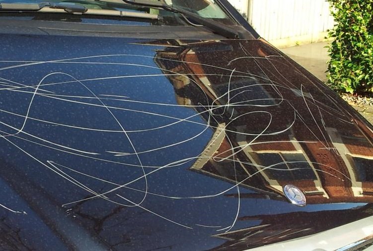 Грозно отмъщение: Мъж надра колата на врачанин посред бял ден