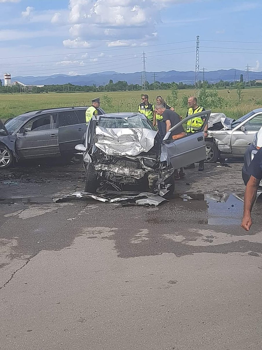МЕЛЕ: Три коли се изтряскаха на пътя Карлово-Баня, пострадаха жена и дете