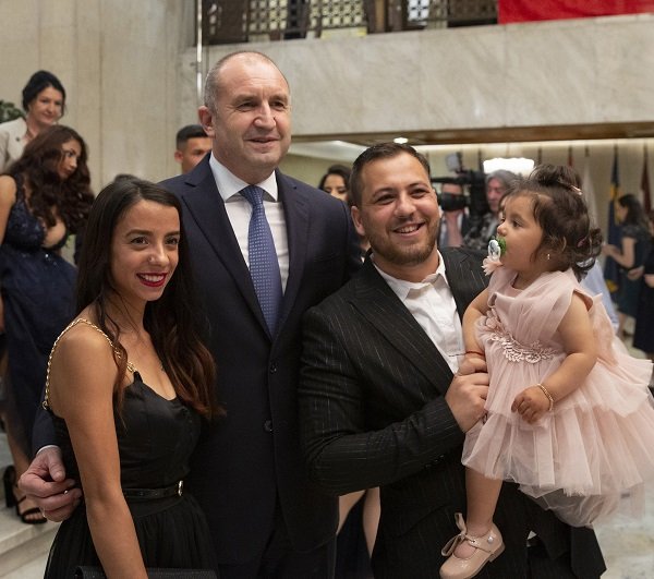 Президентът Радев към абитуриентите в неравностойно положение: Вярвайте в талантите си и се борете за мечтите си