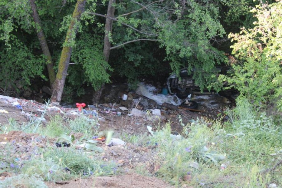 Кола падна в дере край Симитли, загина човек