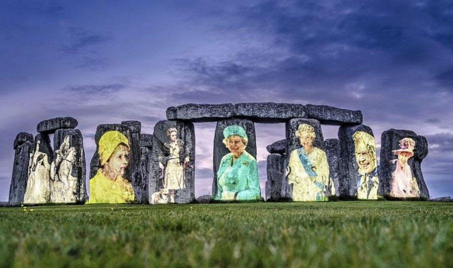 Портрети на кралица Елизабет грейнаха на Стоунхендж