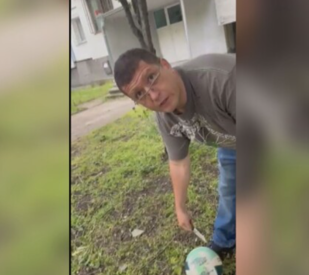 Мъж заплаши деца с нож, наряза им топката