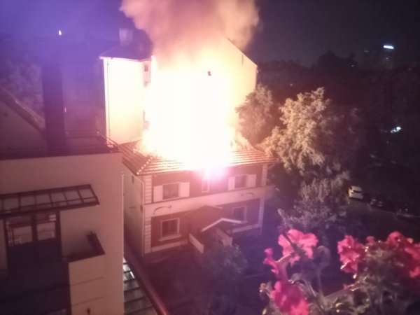 Изгоряла къща в центъра на София става общинска