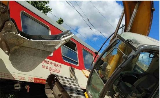 Влак блъсна камион на прелез до Пловдив