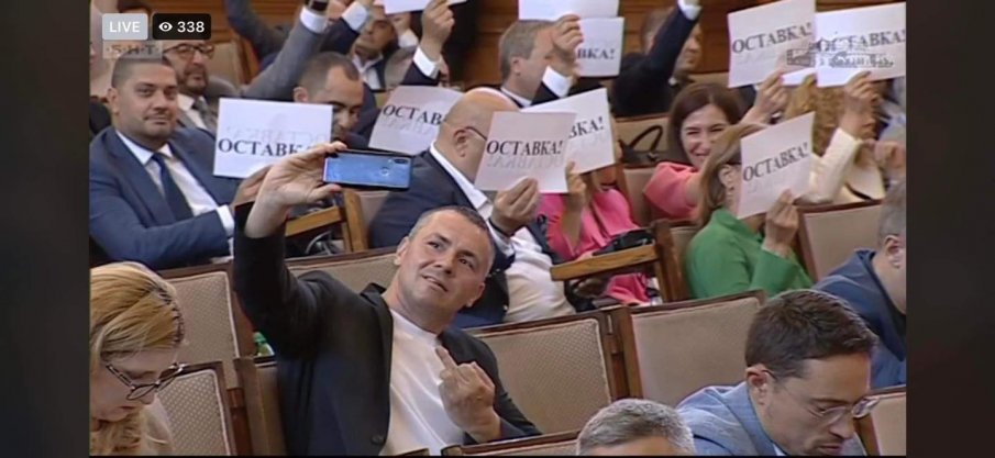 Чии п*шки лапа в парламента бившият наркоман и алкохолик Ицо Хазарта - Кирчовата, Кокорчовата, Прокопиевата?