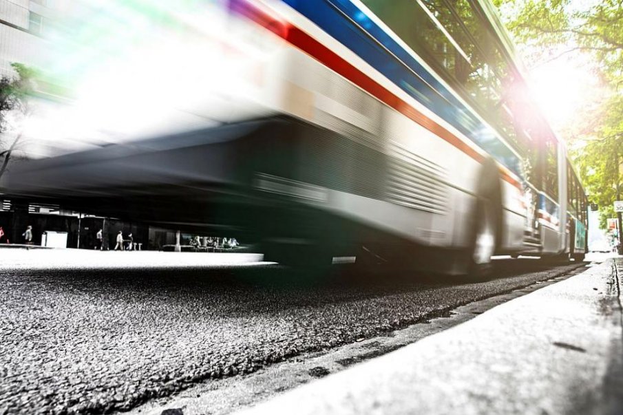 Автобус помете и потроши пешеходка във Варна