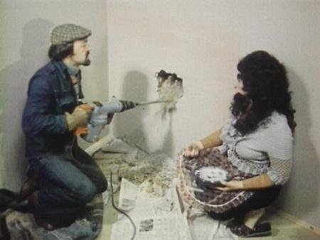 КАТО ВЪВ ФИЛМА ТОПЛО: Пишман майстори пробиха стена и се озоваха в чужд апартамент