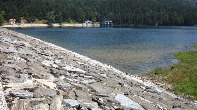 Изпускат контролирано язовир Батак