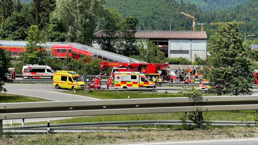ЖЕСТОК ИНЦИДЕНТ: Поне три жертви при влакова катастрофа в Германия (ВИДЕО)