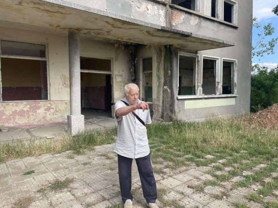 Гара в разруха: Две старозагорски села искат рампа, за да ползват влака (СНИМКИ)