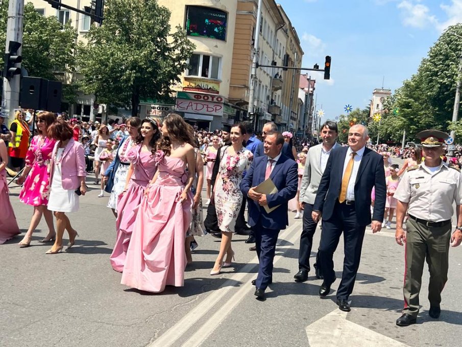 Министър Иванов обеща помощ за производителите на рози