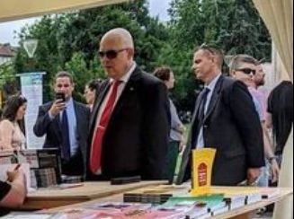 Иван Гешев си напазарува книги от базара пред НДК