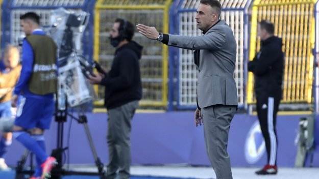 Ще има ли събличане? Феновете в Босна напуснаха трибуните заради Петев (ВИДЕО)