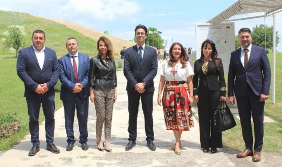 Херо Мустафа и Аз съм Наско с найлонови сини калцуни в гробницата в Свещари (СНИМКА)