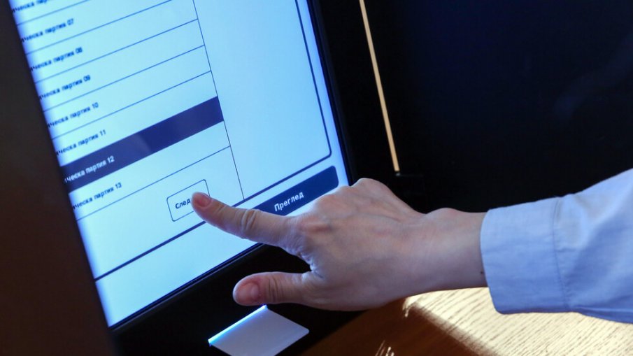 В Трънско гласуват на изборите в сборни секции