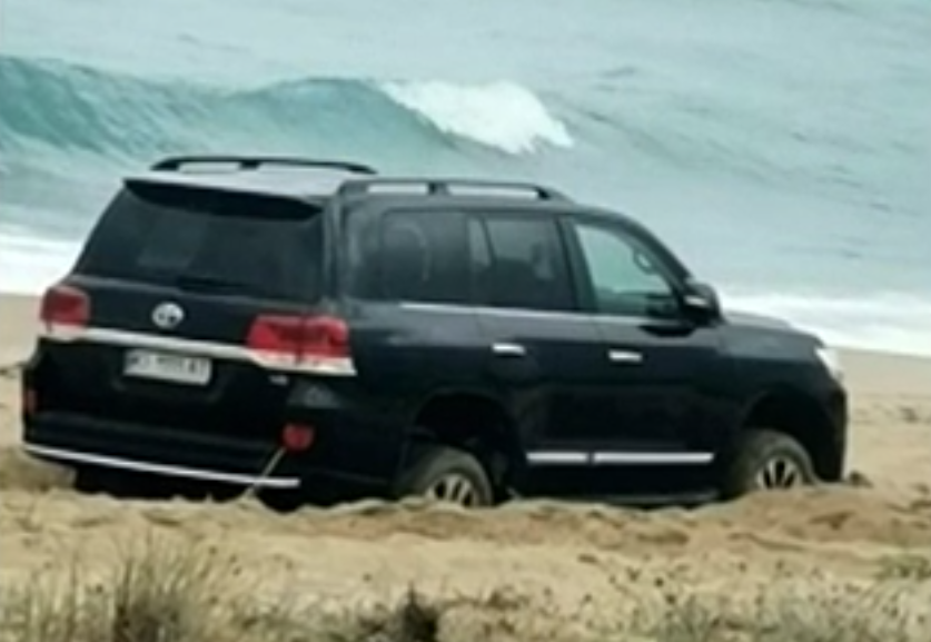 1000 лв. глоба за украинеца, затънал с джипа си в дюните на Созопол