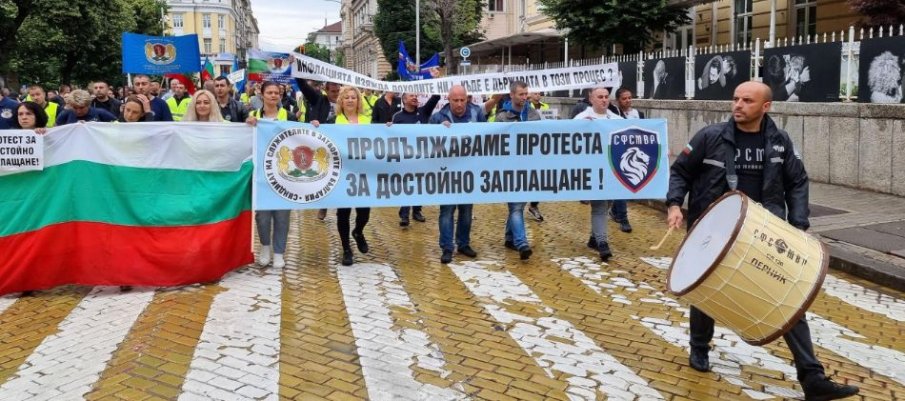 Полицаи и надзиратели излязоха на протест в столицата, искат 25% увеличение на заплатите