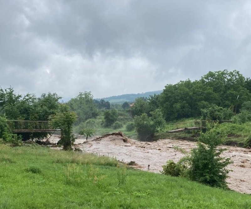 БЕДСТВИЕ: Река Ботуня преля - отнесе мостове и автомобили във Вършец