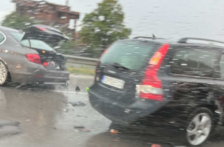 Тежка катастрофа край Казичене - две коли са смачкани (СНИМКИ)