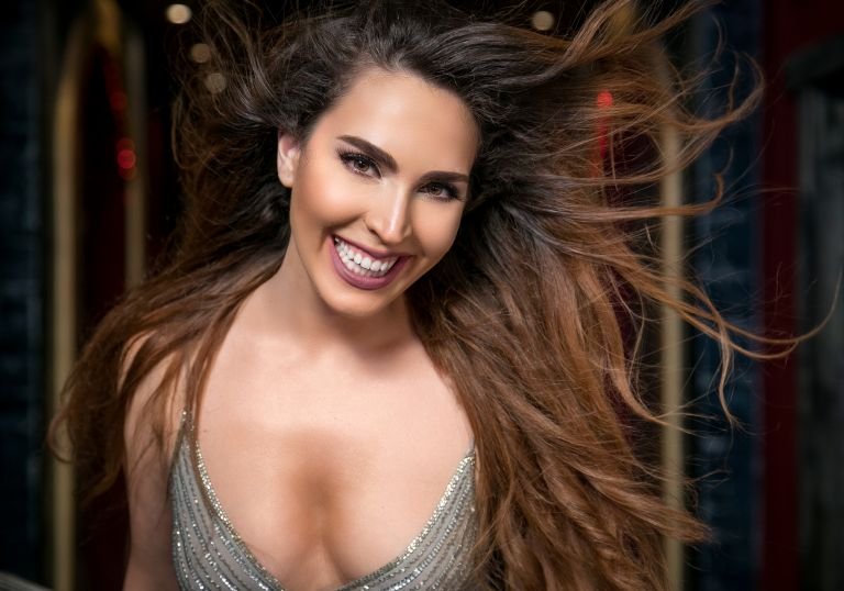 Народна певица засне горещ провокативен клип (ВИДЕО)