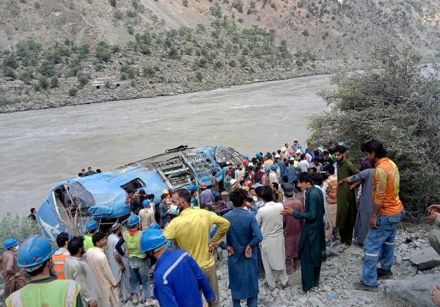 Над 20 загинаха, след като автобус падна в дълбока пропаст в Пакистан
