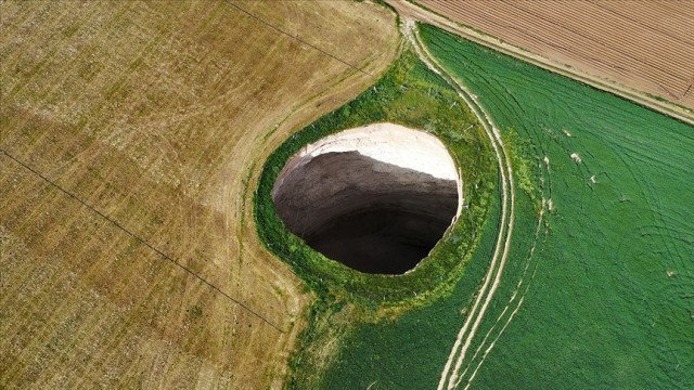 Хиляди огромни земни ями зейнаха в житницата на Турция