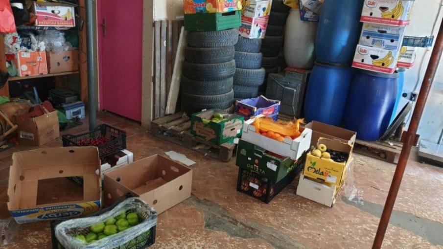 СПЕЦАКЦИЯ: Предотвратиха продажбата на над тон хранителни продукти в София (СНИМКИ)