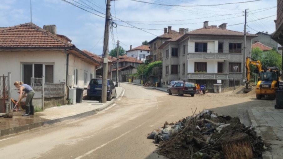 Пострадалите от наводненията в Трявна получават помощ от 375 лв.