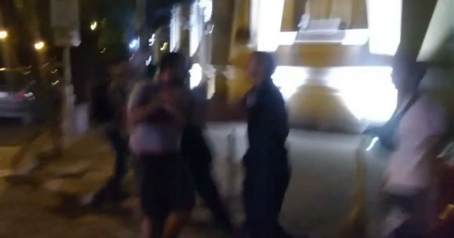 ЕКШЪН В ПИК: Нападнаха и обиждаха депутати на Възраждане след протеста! Хвърчаха бутилки, имаше тръшнати на земята и се стигна до арести