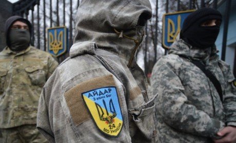 ГОРЕЩО ОТ ФРОНТА: Националисти от полка “Айдар“ развяват бялото знаме