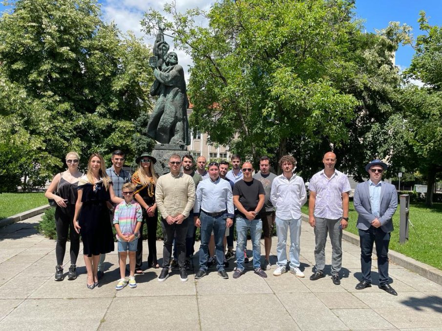 Младежи ГЕРБ се поклониха пред паметта и делото на Паисий Хилендарски