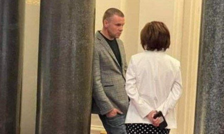 Десислава Атанасова си пусна снимка как си бъбри с Хазарта в НС: Шок! БоНба!