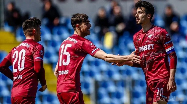 В ТУРЦИЯ ТРЪБЯТ: Бешикташ напира за звезда от български клуб