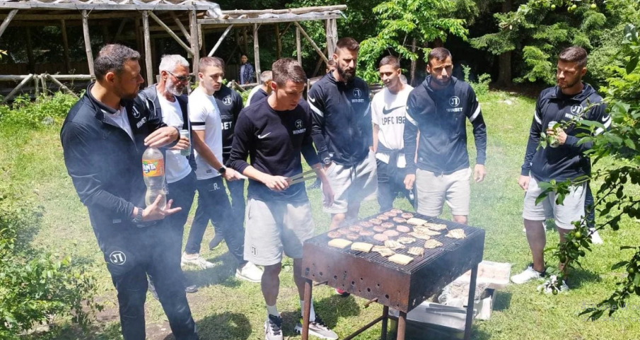 ЦЪР-ПЪР: Локо (Пд) се черпи с мръвки на пикник