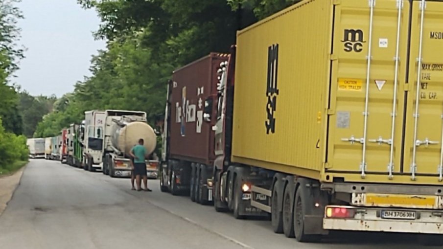 БЛОКАДА: Украински камиони запушиха границата при Кардам, превърнаха полянките край пътя в сметище