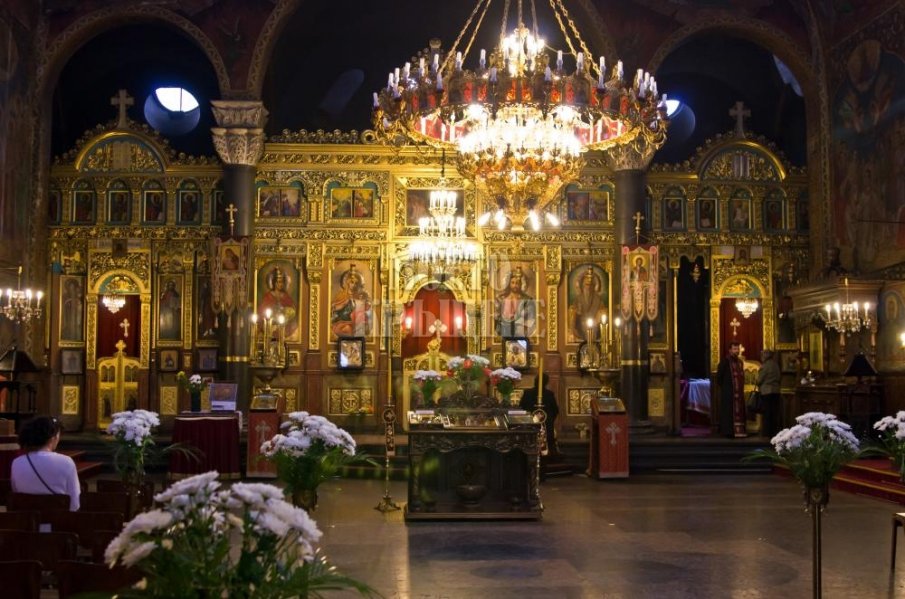 Съдят мъж, влязъл гол до кръста с препасана хавлия в храма „Света Неделя“