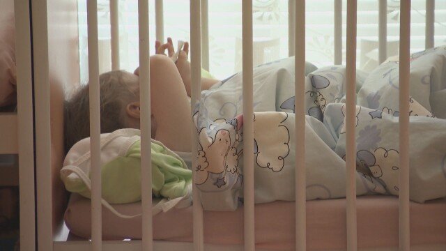 ШОК! Медицинска сестра била момченце на 1 година и 10 месеца в детската градина