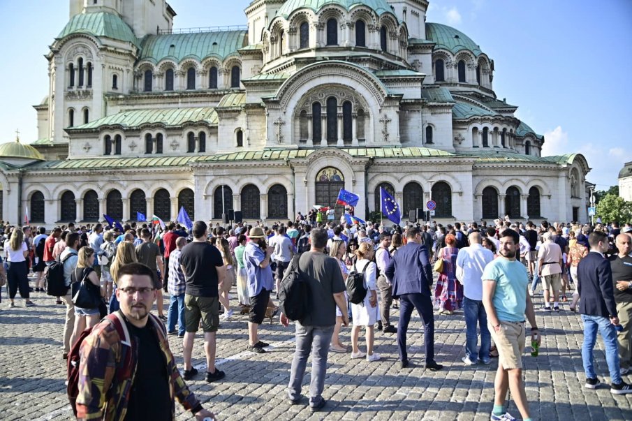 Рехав протест край парламента брани Кирил Петков (СНИМКИ)