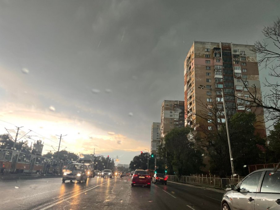 ОТ ПОСЛЕДНИТЕ МИНУТИ: Над София се разтрещя и заваля