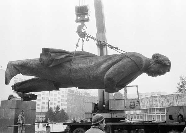 СКАНДАЛНА ИДЕЯ: Социалисти искат да върнат паметника на Георги Димитров в Димитровград