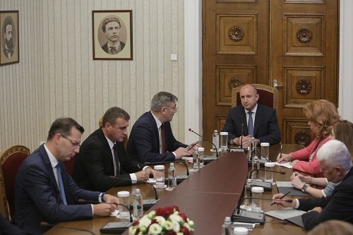 ГОРЕЩО В ПИК TV! Мустафа Карадайъ на консултации при Радев: Промяната прегази Конституцията, тяхното управление е основано на лъжата и омразата - отиваме на нови избори (ВИДЕО/ОБНОВЕНА)