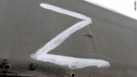 Кремъл ребрандира инвазията в Украйна, маха символите Z и V