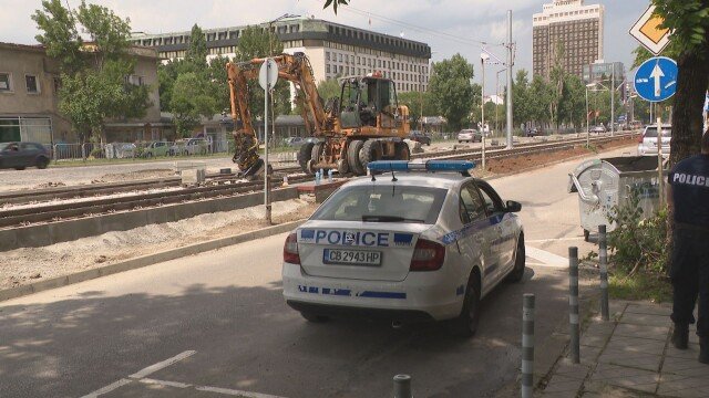 Багер прегази работник в София