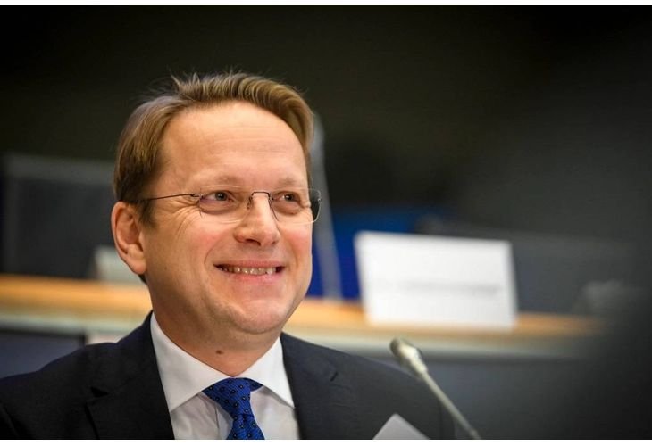 НАТИСКЪТ ПРОДЪЛЖАВА: Комисарят по разширяването Вархей: Всички партии в България да изпълнят ангажимента си